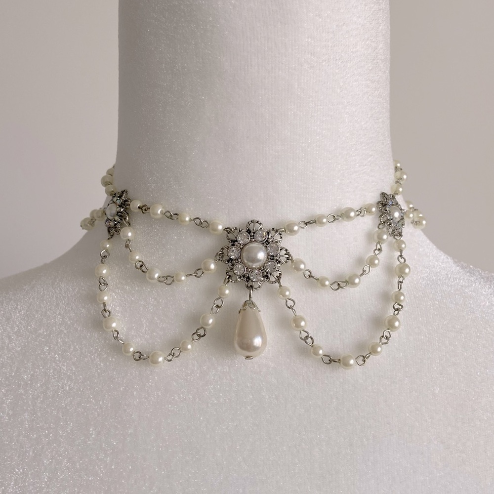White choker